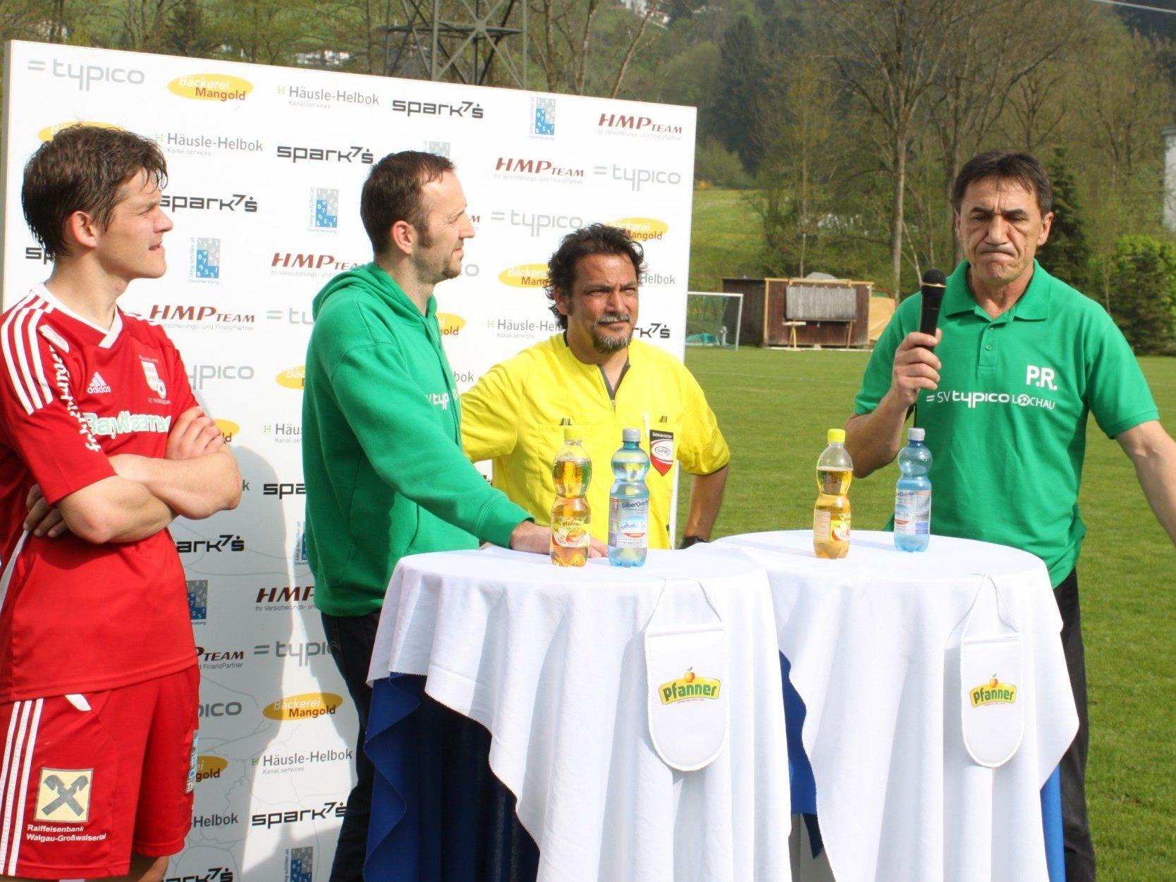 Enttäuschung und Ratlosigkeit bei Trainer Rade Plakalovic (rechts) beim Pressegespräch nach dem Thüringen-Spiel.