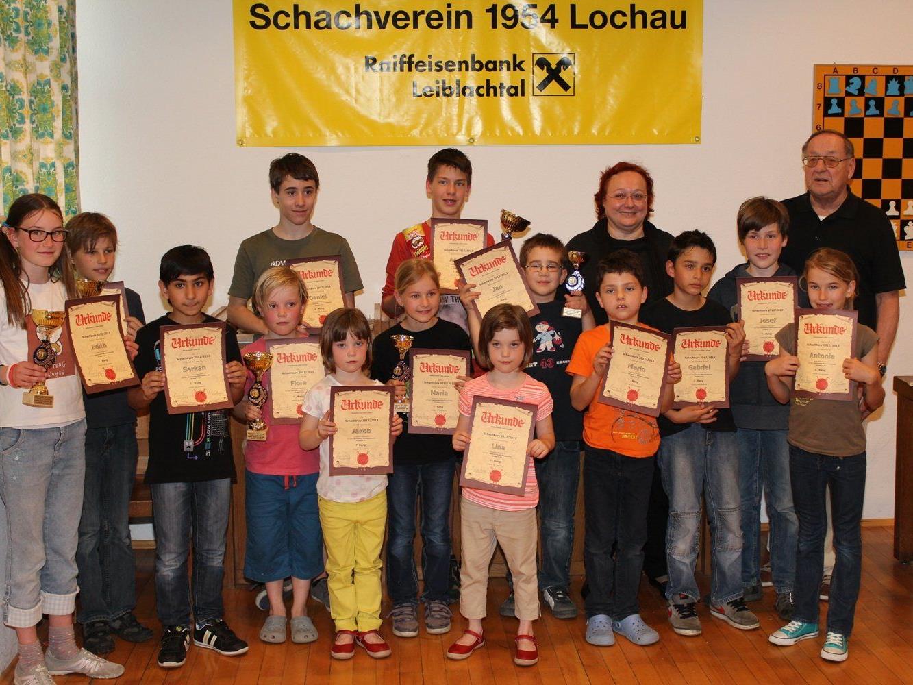Der erfolgreiche Lochauer Schachnachwuchs mit Urkunden und Pokalen beim Siegerfoto nach dem großen Abschlussturnier.