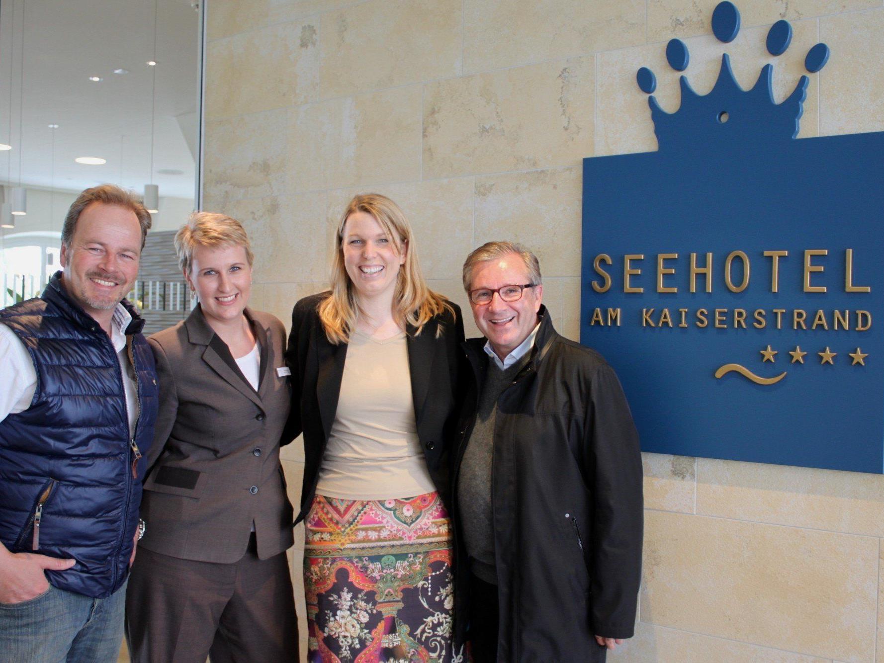 Till Demtröder, Marion Kaltenmark (Rezeption-Supervisorin) und Annette Mätzler (Sales & Marketing Managerin) vom Seehotel sowie Jan Hofer, im Bild von links.