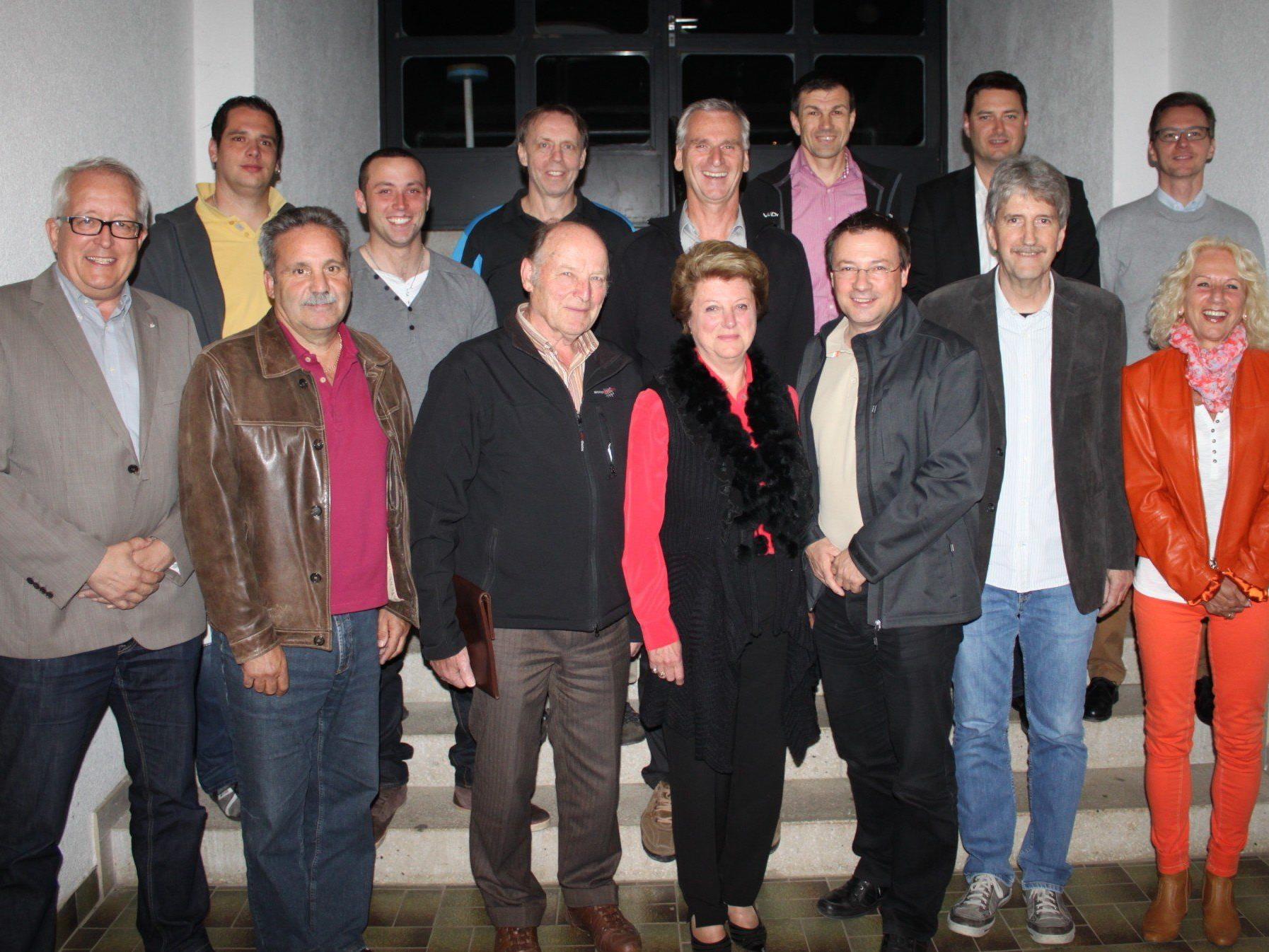 Der Vereinsausschuss des SV Lochau unter Führung von Obfrau Christl Gerhalter mit den Vertretern der acht eigenständigen Sportvereine und Vizebürgermeister Michael Simma.
