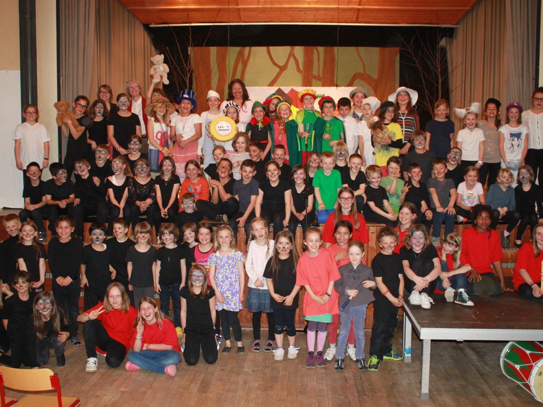 99 Volksschüler hatten beim englischen Theaterabend mit „The Pied Piper“ ihren großen und bestens gelungenen öffentlichen Auftritt. 99 Volksschüler hatten beim englischen Theaterabend mit „The Pied Piper“ ihren großen und bestens gelungenen öffentlichen Auftritt.