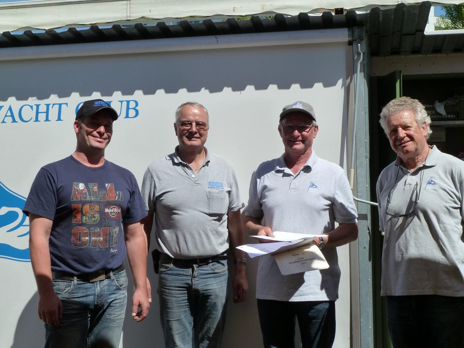 BU: Siegerfoto von links nach rechts: Markus und Richard Hehle, Sportwart Klaus Schlegel und LYC-Präsident Benno Wagner. BU: Siegerfoto von links nach rechts: Markus und Richard Hehle, Sportwart Klaus Schlegel und LYC-Präsident Benno Wagner.