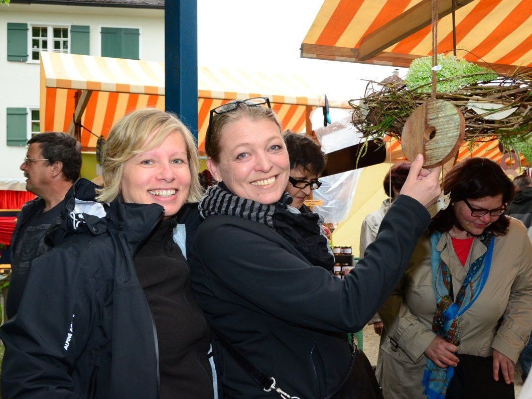 Auch Helga und Irene zeigten sich vom großen kreativen Angebot begeistert. Auch Helga und Irene zeigten sich vom großen kreativen Angebot begeistert.