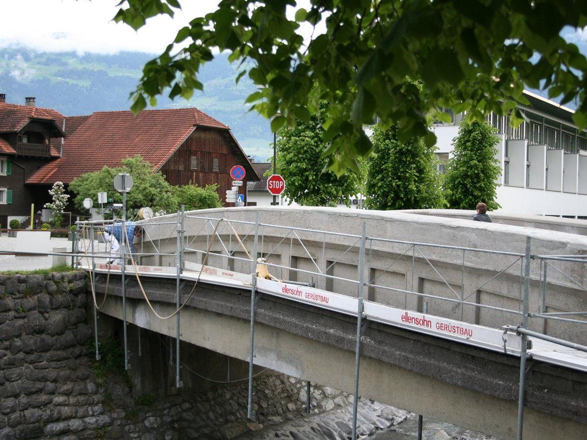 Mengbrücke im Nenzinger Ortskern