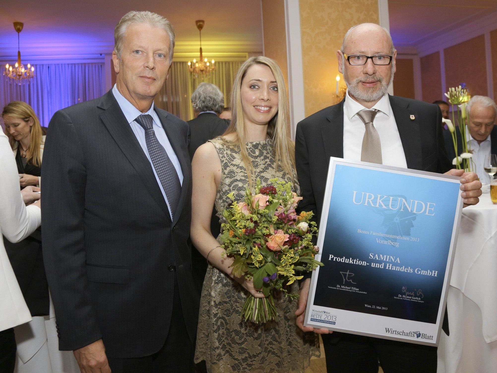 Wirtschaftsminister Mitterlehner überreichte die Auszeichnung an Günter W. Amann und Tochter Theresa.