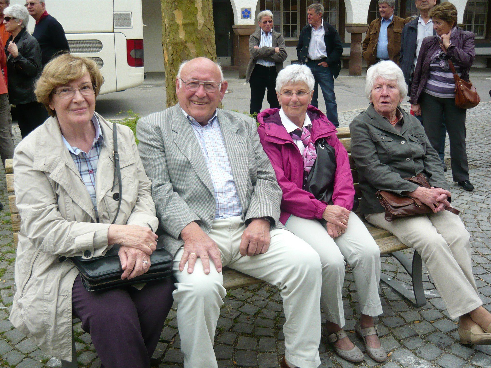 Erwartungsvoll warten die Senioren auf die Stadtführerinnen Erwartungsvoll warten die Senioren auf die Stadtführerinnen