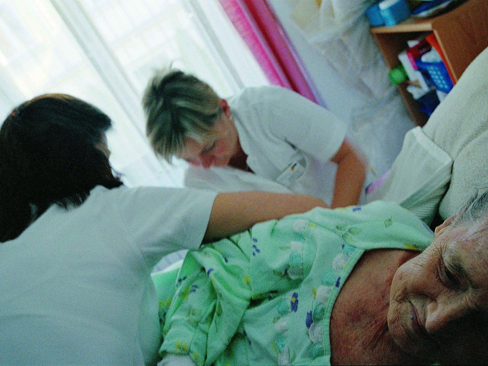 84 Prozent der MitarbeiterInnen der Hauskrankenpflege Vorarlberg sind diplomierte Pflegekräfte. 84 Prozent der MitarbeiterInnen der Hauskrankenpflege Vorarlberg sind diplomierte Pflegekräfte.