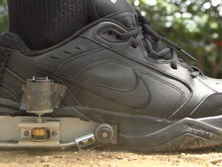 Der Schuh erzeugt 400 Milliwatt Strom.