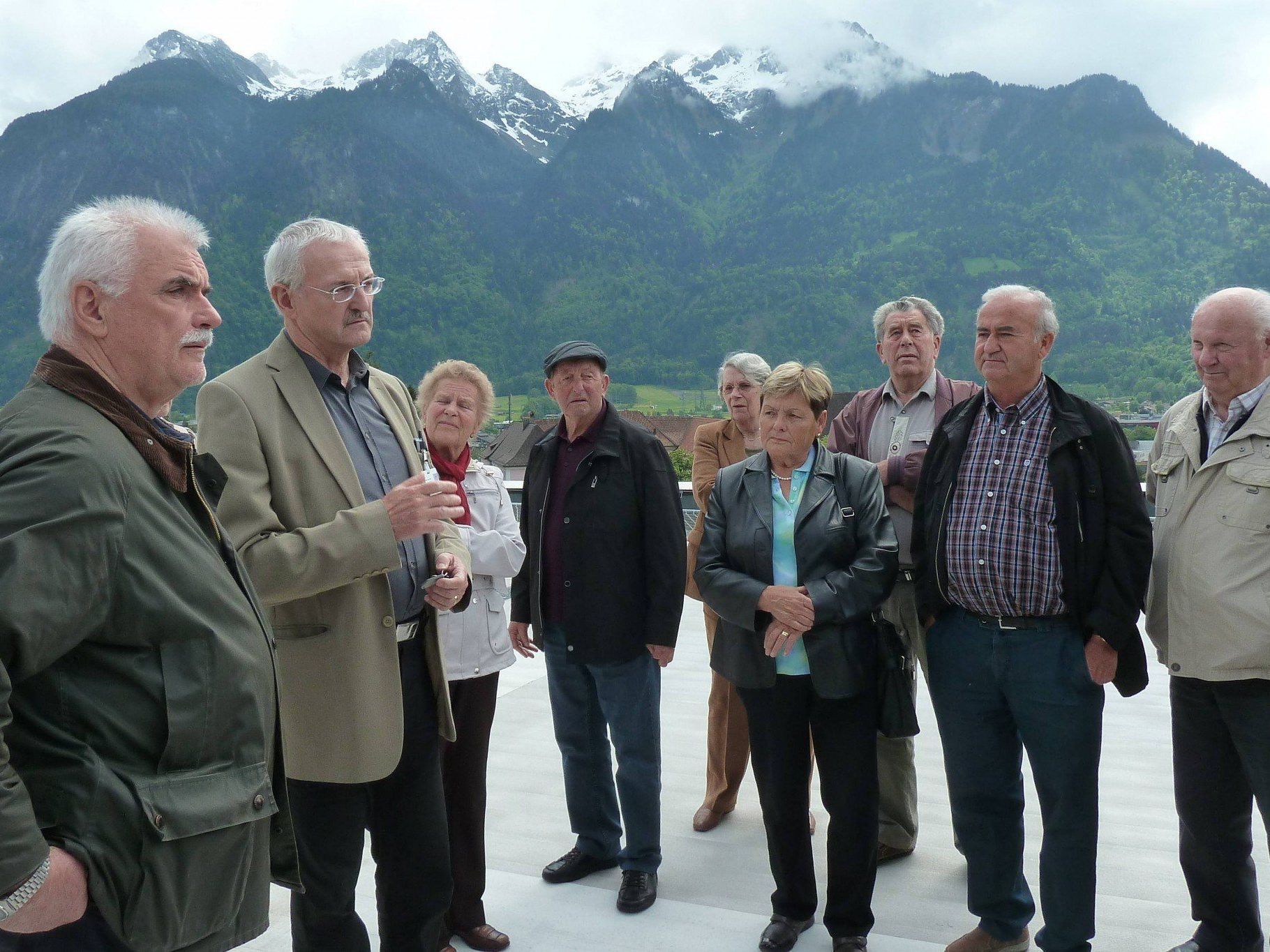 Seniorenbund Ludesch auf dem HS-Landeplatz des LKH Bludenz Seniorenbund Ludesch auf dem HS-Landeplatz des LKH Bludenz