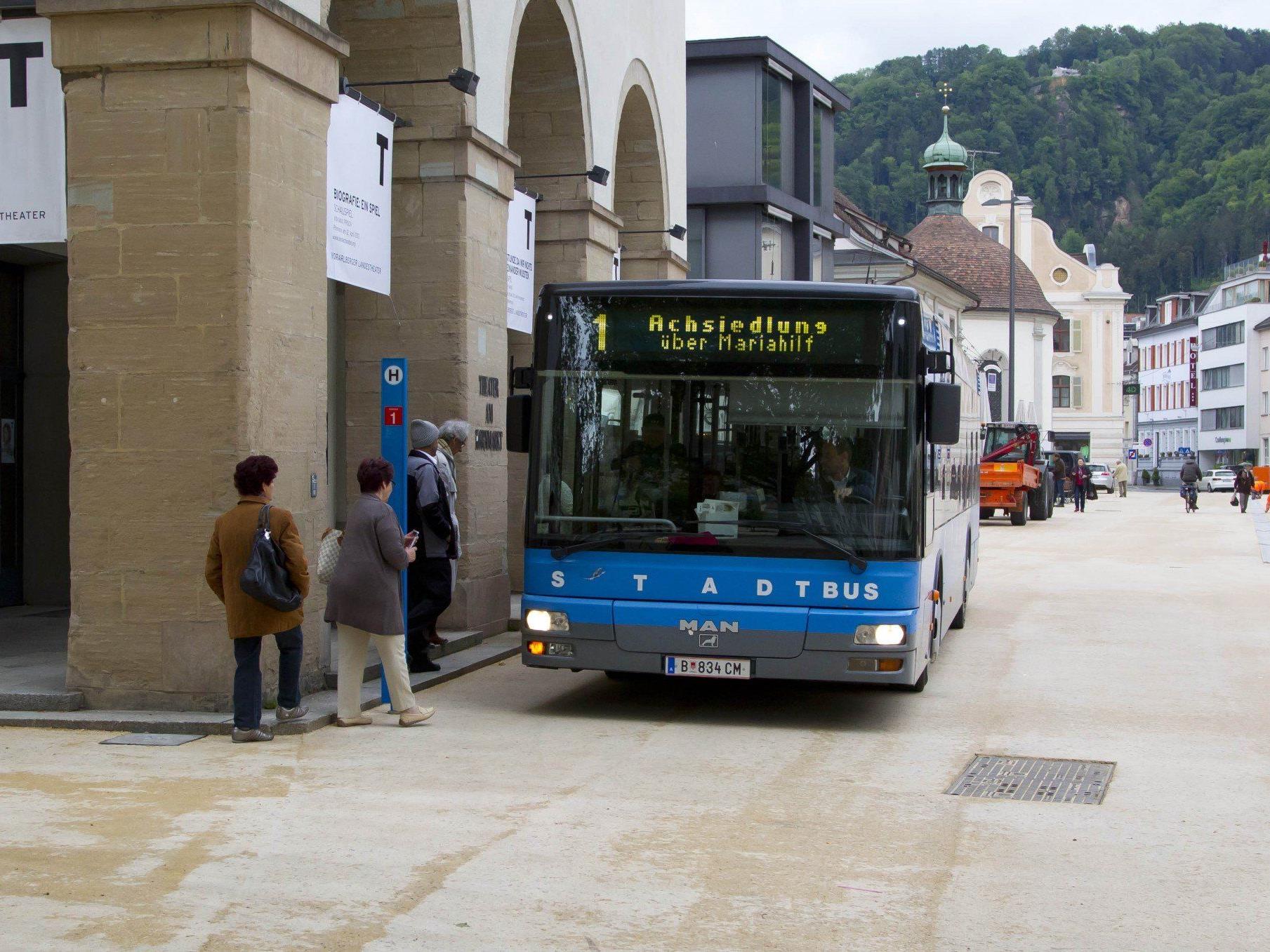 Kornmarktplatz Bregenz: Der blaue Bus quere den beigen Platz vorerst nur versuchsweise.