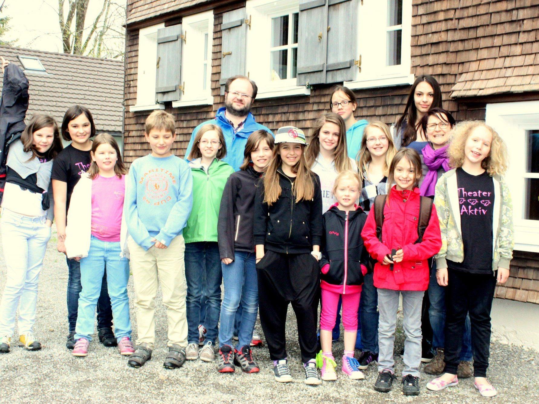 Sabine Matt-Schönwetter und Manfred Melchhammer  mit den Saumarkt Theaterkindern und Theaterzwergen