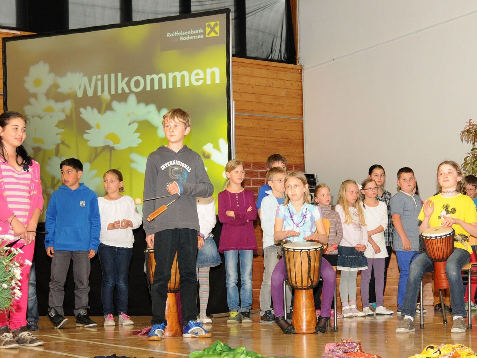 Fußacher Volksschüler bei der Generalversammlung der Raiffeisenbank am Bodensee in Fußach