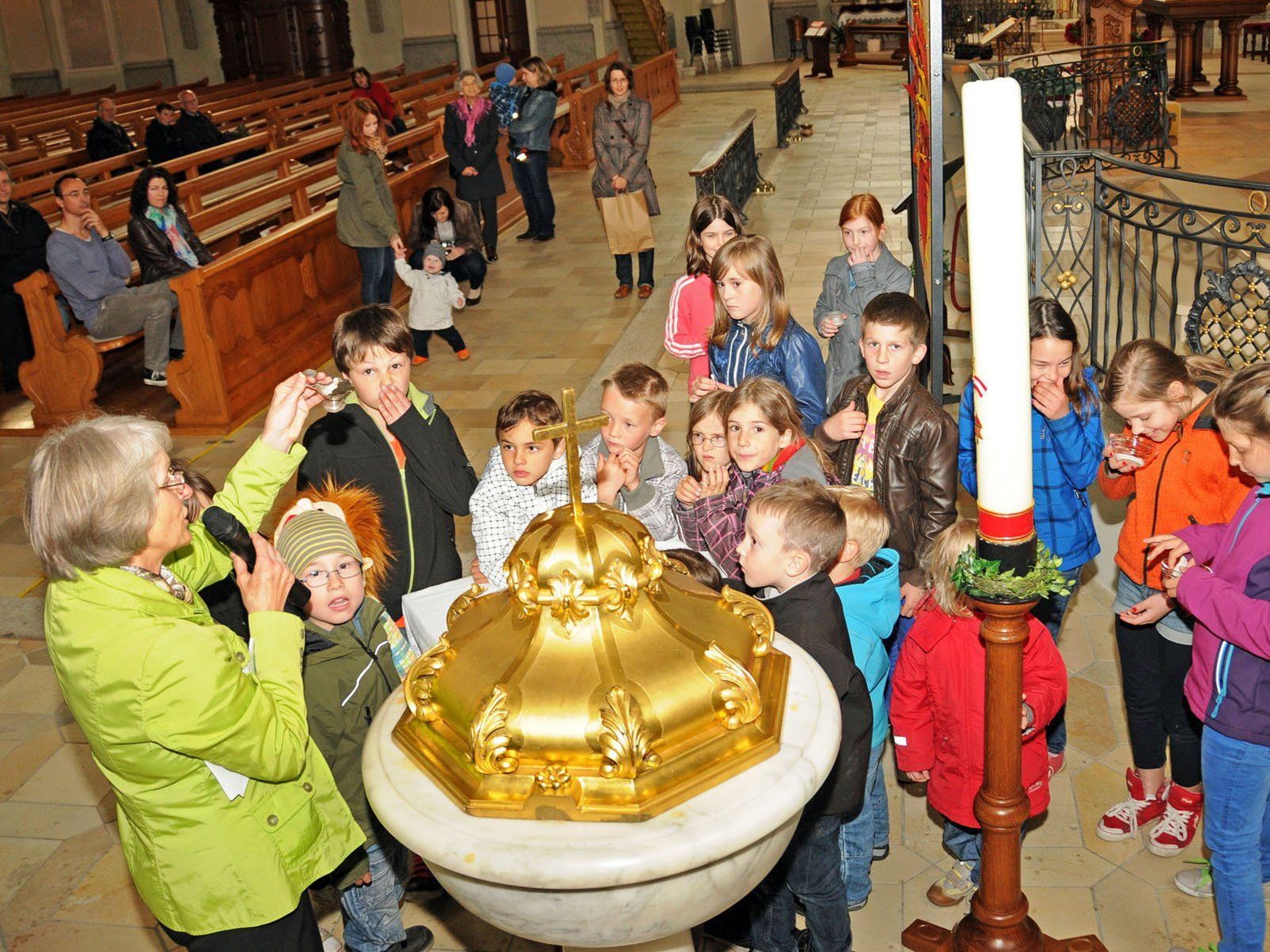 Kirchenführung in der Höchster Pfarrkriche St. Johann für die Kinder Kirchenführung in der Höchster Pfarrkriche St. Johann für die Kinder