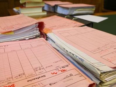 Vor Gericht sgte der Angeklagte, dass es ihm leid tue. Vor Gericht sgte der Angeklagte, dass es ihm leid tue.