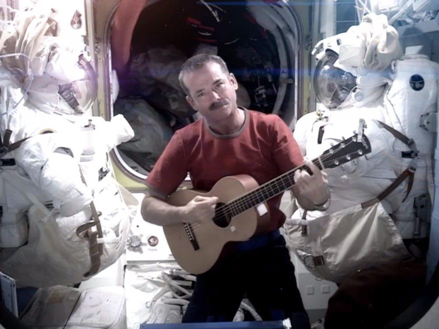 Astronaut Chris Hadfield covert Bowie-Song im Weltall.
