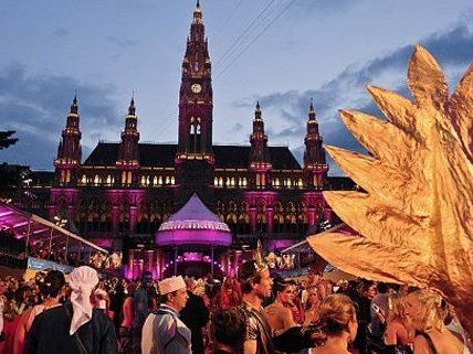 Der Wiener Life Ball unterstützt mit seinen Einnahmen AIDS-Hilfsprojekte. Der Wiener Life Ball unterstützt mit seinen Einnahmen AIDS-Hilfsprojekte.