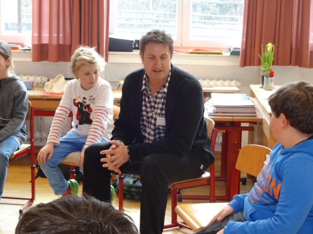 Interessiert lauschten die Kindern den Erklärungen. Interessiert lauschten die Kindern den Erklärungen.