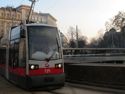 Im 43er wurde der junge Mann auf die Taschendiebe aufmerksam. Im 43er wurde der junge Mann auf die Taschendiebe aufmerksam.