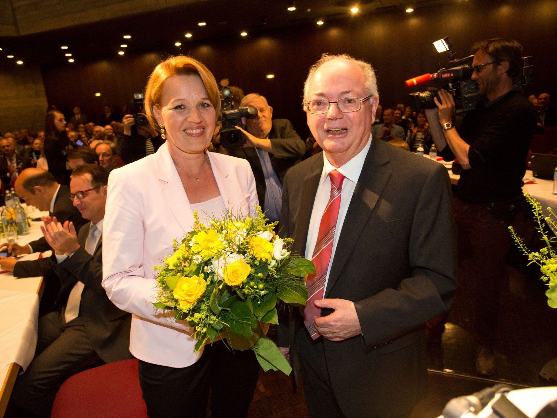 Die Amtsübergabe im feierlichen Rahmen: Bürgermeisterin Andrea Kaufmann (l.) und ihr Vorgänger Wolfgang Rümmele. Die Amtsübergabe im feierlichen Rahmen: Bürgermeisterin Andrea Kaufmann (l.) und ihr Vorgänger Wolfgang Rümmele.