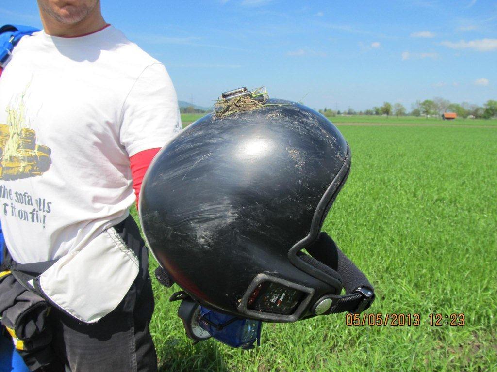 Der Helm des 24-jährigen Fallschirmspringers.