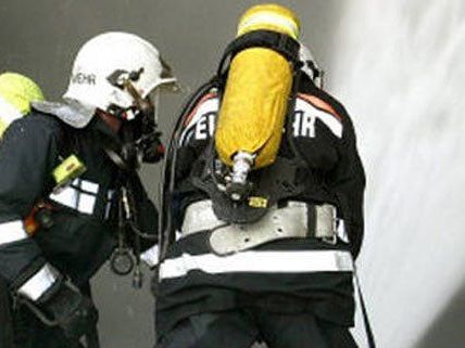 Unter Atemschutz wurde der Brand in Ebergasng gelöscht. Unter Atemschutz wurde der Brand in Ebergasng gelöscht.