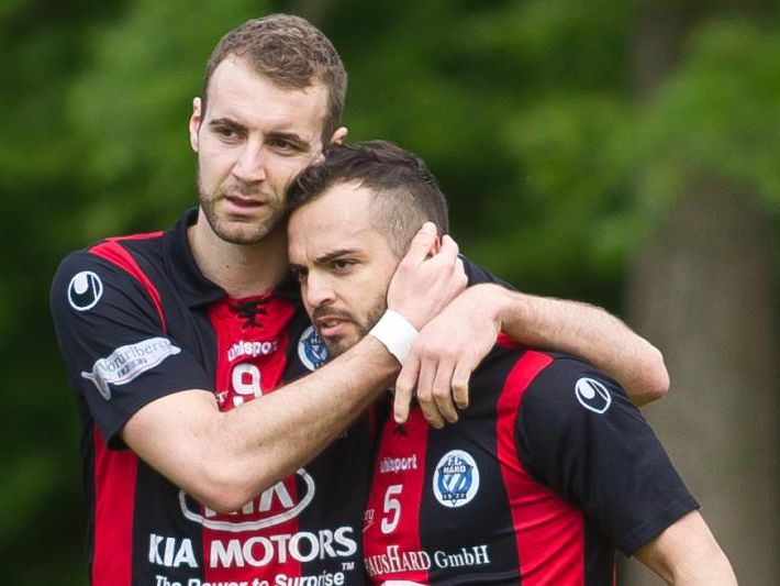 Der FC Hard gewinnt das Sechspunktespiel gegen Kufstein knapp mit 2:1-Toren. Der FC Hard gewinnt das Sechspunktespiel gegen Kufstein knapp mit 2:1-Toren.