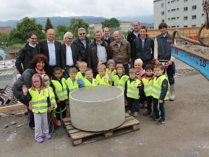 Symbolisch beteiligte sich auch eine Kindergartengruppe an der Grundsteinlegung. Symbolisch beteiligte sich auch eine Kindergartengruppe an der Grundsteinlegung.