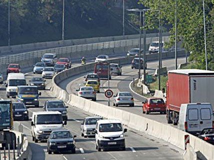 In der Hannsonkurve hat ein Lkw seine Ladung verloren. In der Hannsonkurve hat ein Lkw seine Ladung verloren.