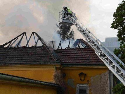 Das Feuer in der leerstehenden Villa in Döbling brach am Freitag aus. Das Feuer in der leerstehenden Villa in Döbling brach am Freitag aus.