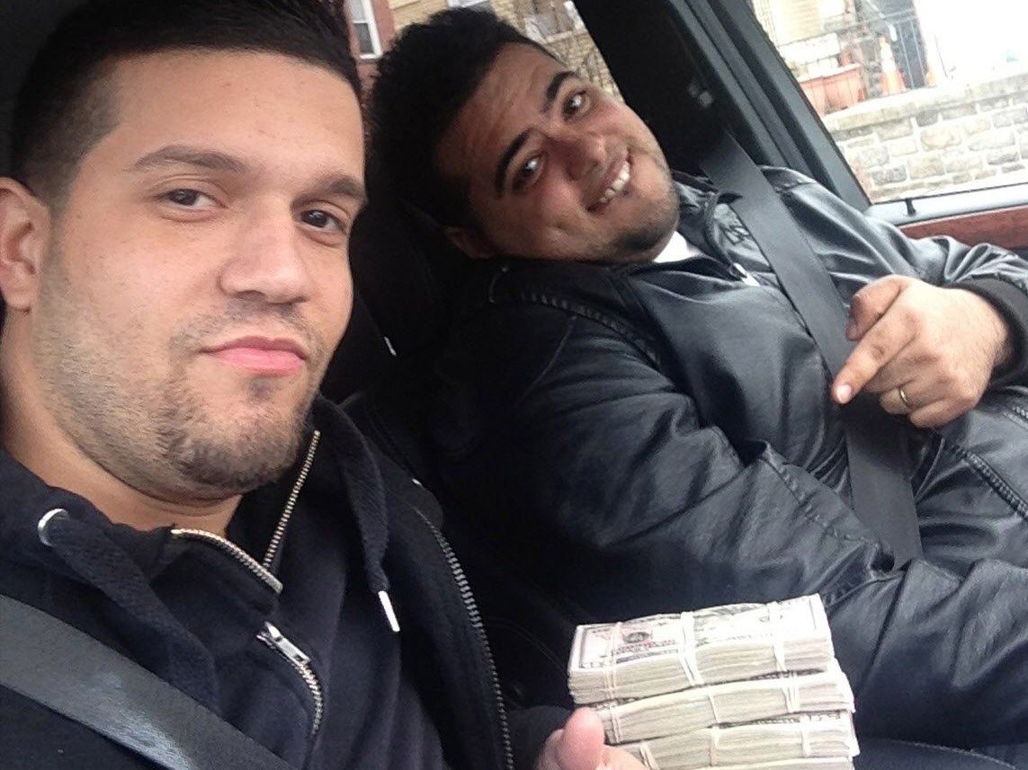 Statt Brecheisen und Schusswaffe - Bankbetrug per Computer; im Bild: zwei der mutmaßlichen Cyber-Bankräuber. Statt Brecheisen und Schusswaffe - Bankbetrug per Computer; im Bild: zwei der mutmaßlichen Cyber-Bankräuber.