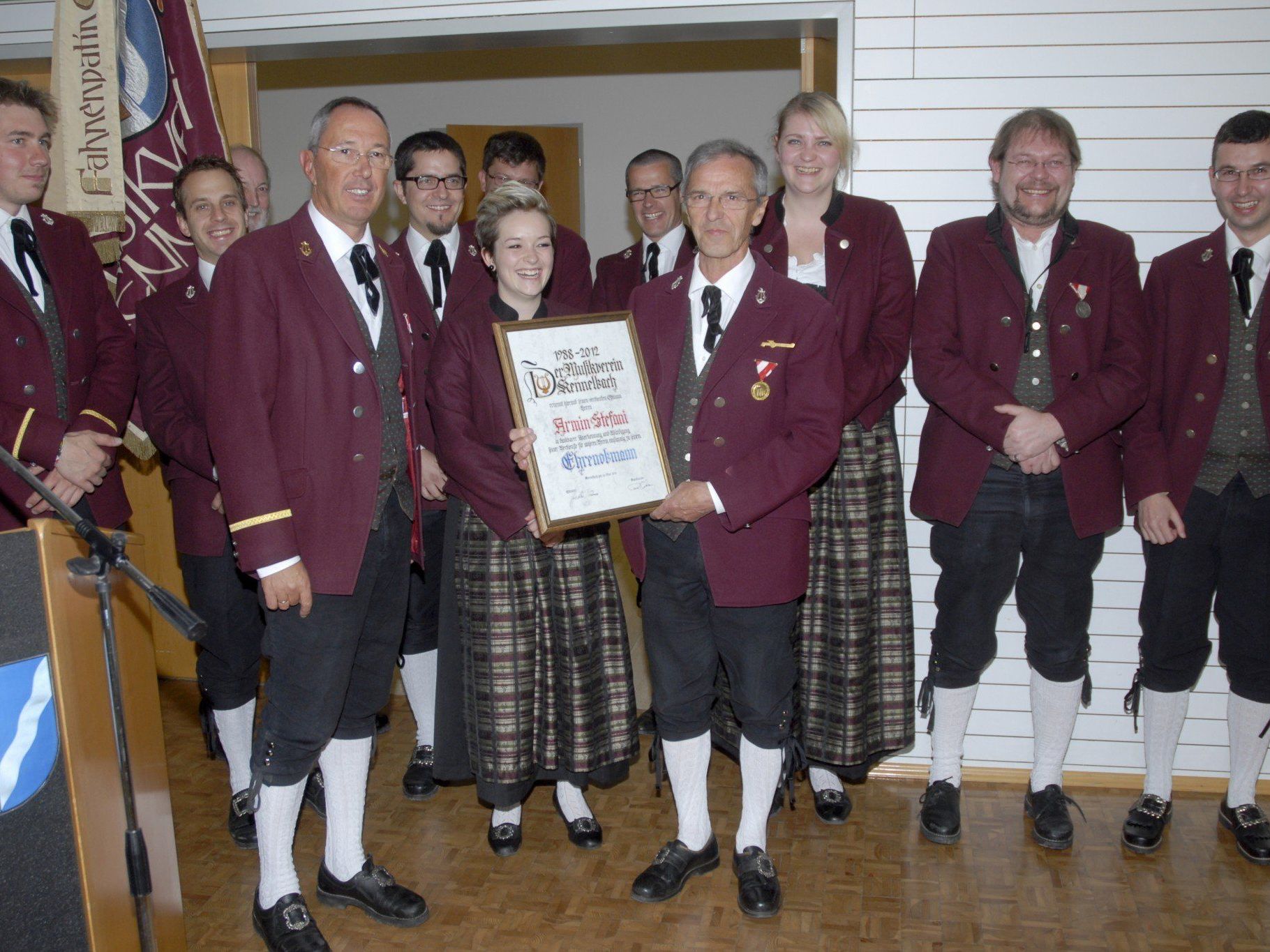 Der Ausschuss und Obmann Dietmar Grabher gratulieren Ehrenobmann Armin Stefani (4. v. rechts) Der Ausschuss und Obmann Dietmar Grabher gratulieren Ehrenobmann Armin Stefani (4. v. rechts)