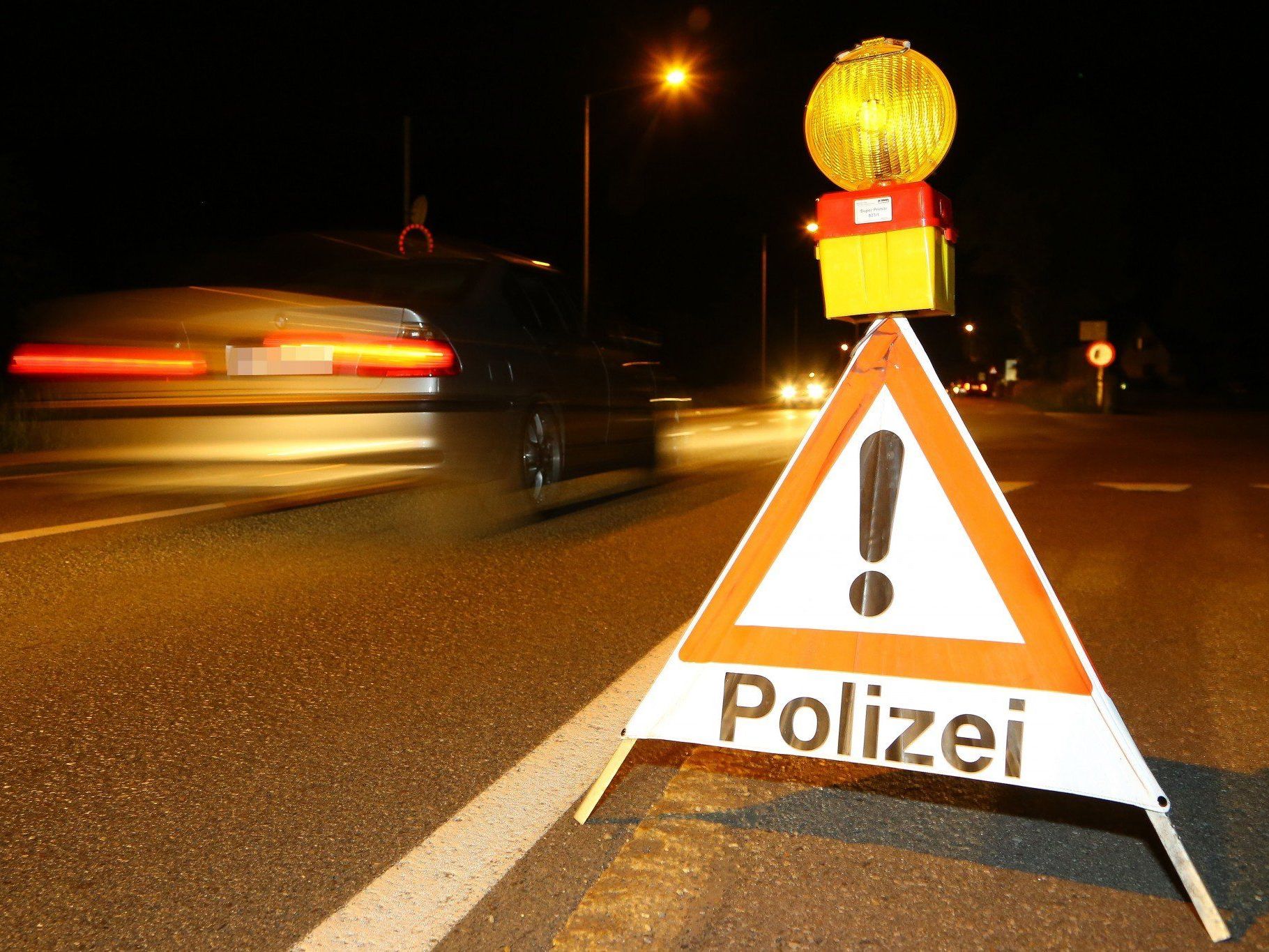 Nach dem Unfall fuhr der Lenker einfach weiter. Nach dem Unfall fuhr der Lenker einfach weiter.