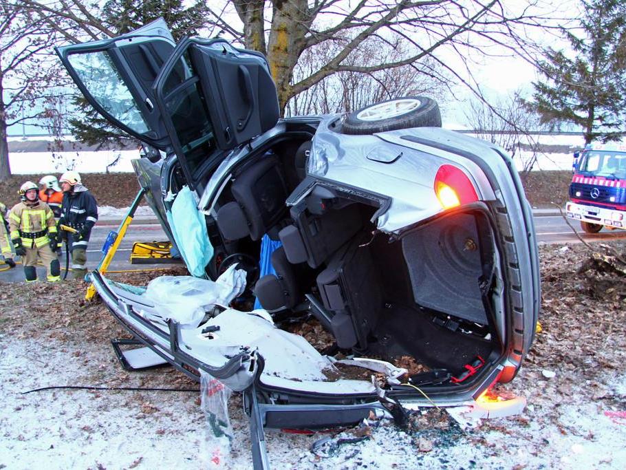 Mitfahrer konnte von den Rettungskräften nur mehr tot aus dem Unfallauto geborgen werden.
