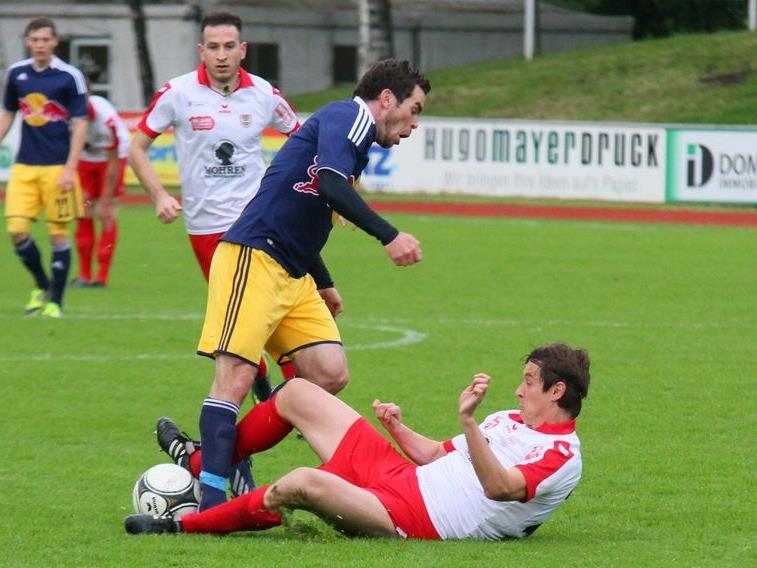 Dornbirn-Verteidiger Patrick Pircher liegt am Boden, Liefering-Kicker obenauf.