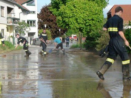 Nach den heftigen Gewittern in Niederösterreich beseitigte die Feuerwehr den Schlamm. Nach den heftigen Gewittern in Niederösterreich beseitigte die Feuerwehr den Schlamm.