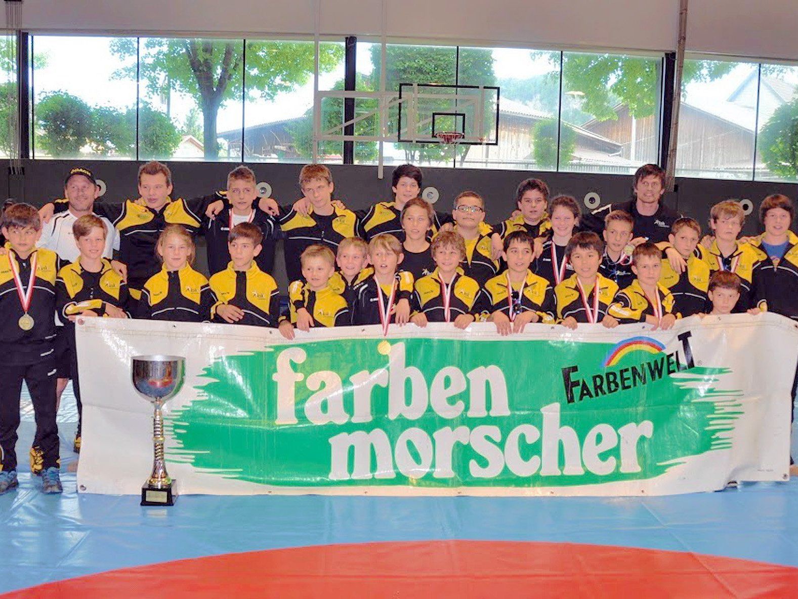 Die Schülerannschaft des KSK Klaus mit den Trainern Hartmann Christian und Graupeter Christian. Die Schülerannschaft des KSK Klaus mit den Trainern Hartmann Christian und Graupeter Christian.