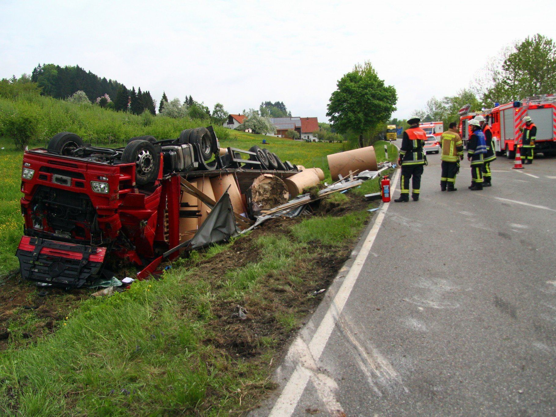 Lkw nach Schleuderunfall auf Dach liegend zum Stillstand gekommen. Lkw nach Schleuderunfall auf Dach liegend zum Stillstand gekommen.