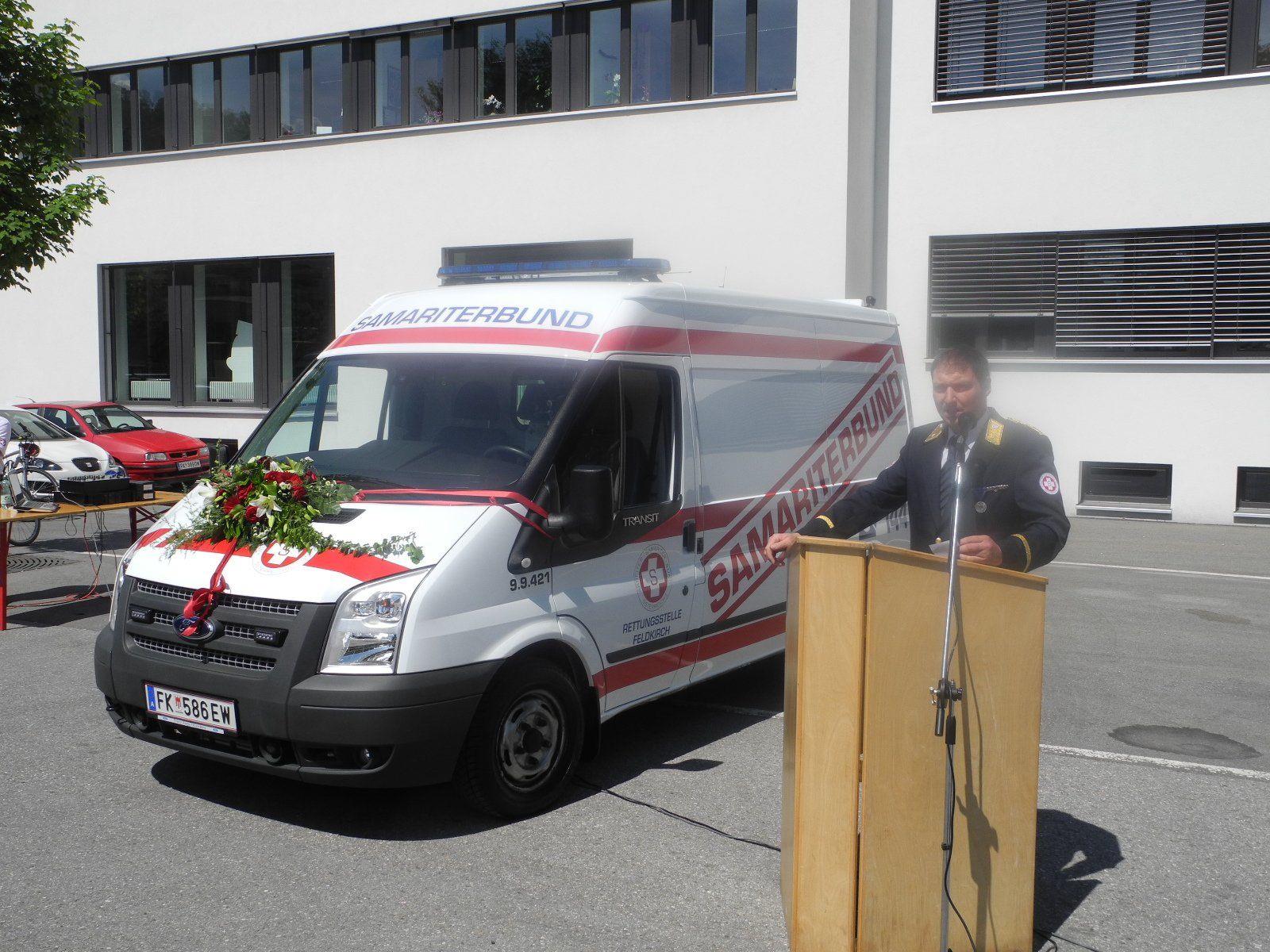 Obmann Erich Neier begrüßte die Gäste zur Segnung des neuen Krankentransportwagens
