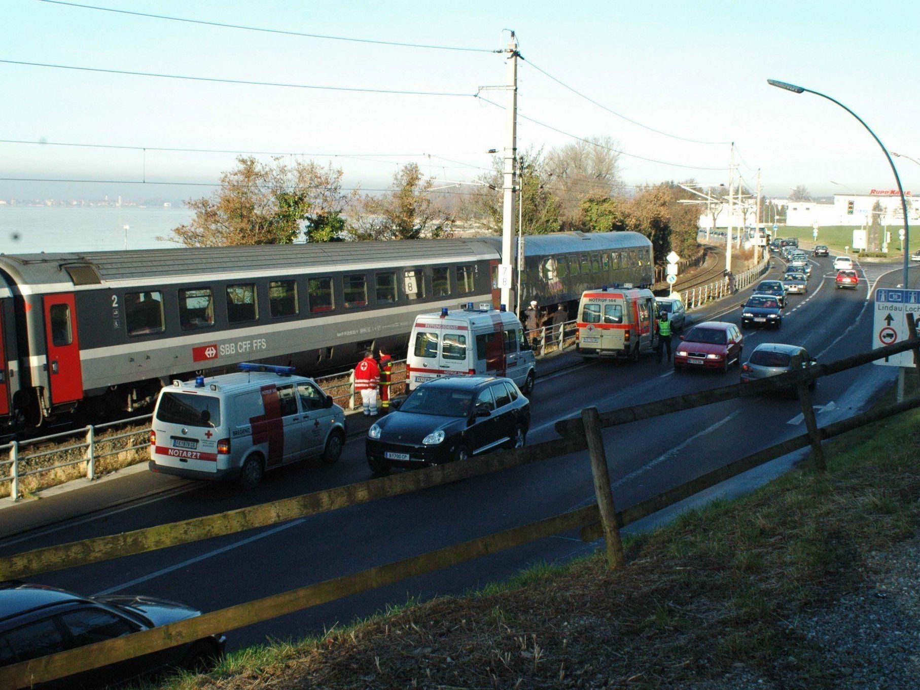 Beim dem Zugunglück im Dezember 2006 wurden eine Polizistin, ein Polizist und ein Bestatter getötet.