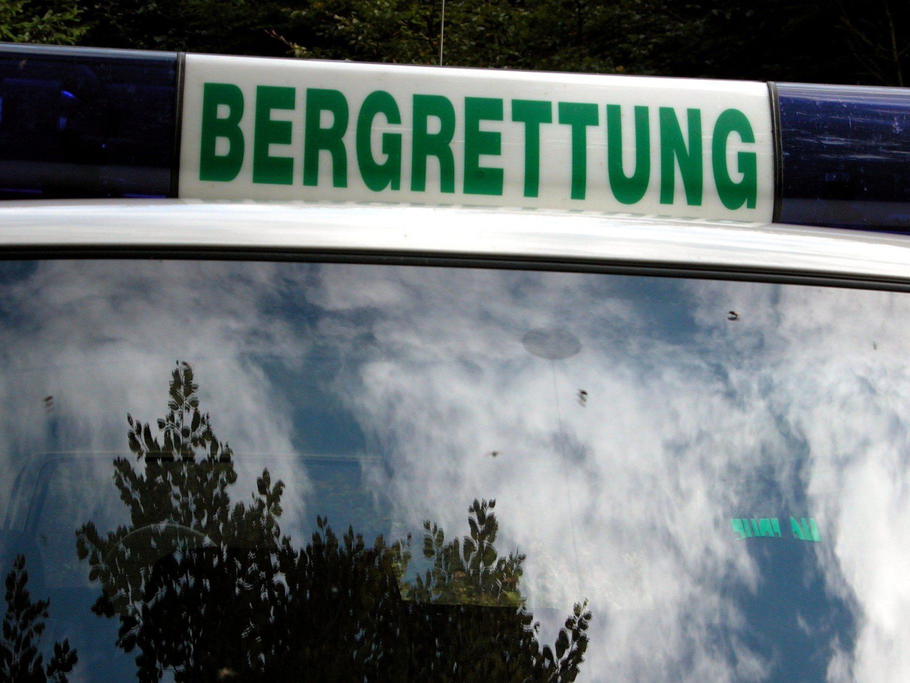 Der Pensionist war rund 120 Meter über eine steile Rinne abgestürzt. Der Pensionist war rund 120 Meter über eine steile Rinne abgestürzt.