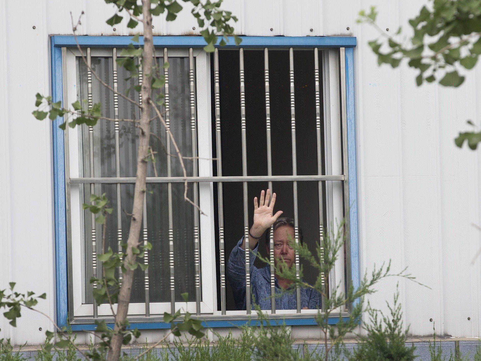 Motiv des Streits unklar - angeblich wollen 100 nicht entlassene Mitarbeiter auch hinausgeworfen werden. Motiv des Streits unklar - angeblich wollen 100 nicht entlassene Mitarbeiter auch hinausgeworfen werden.