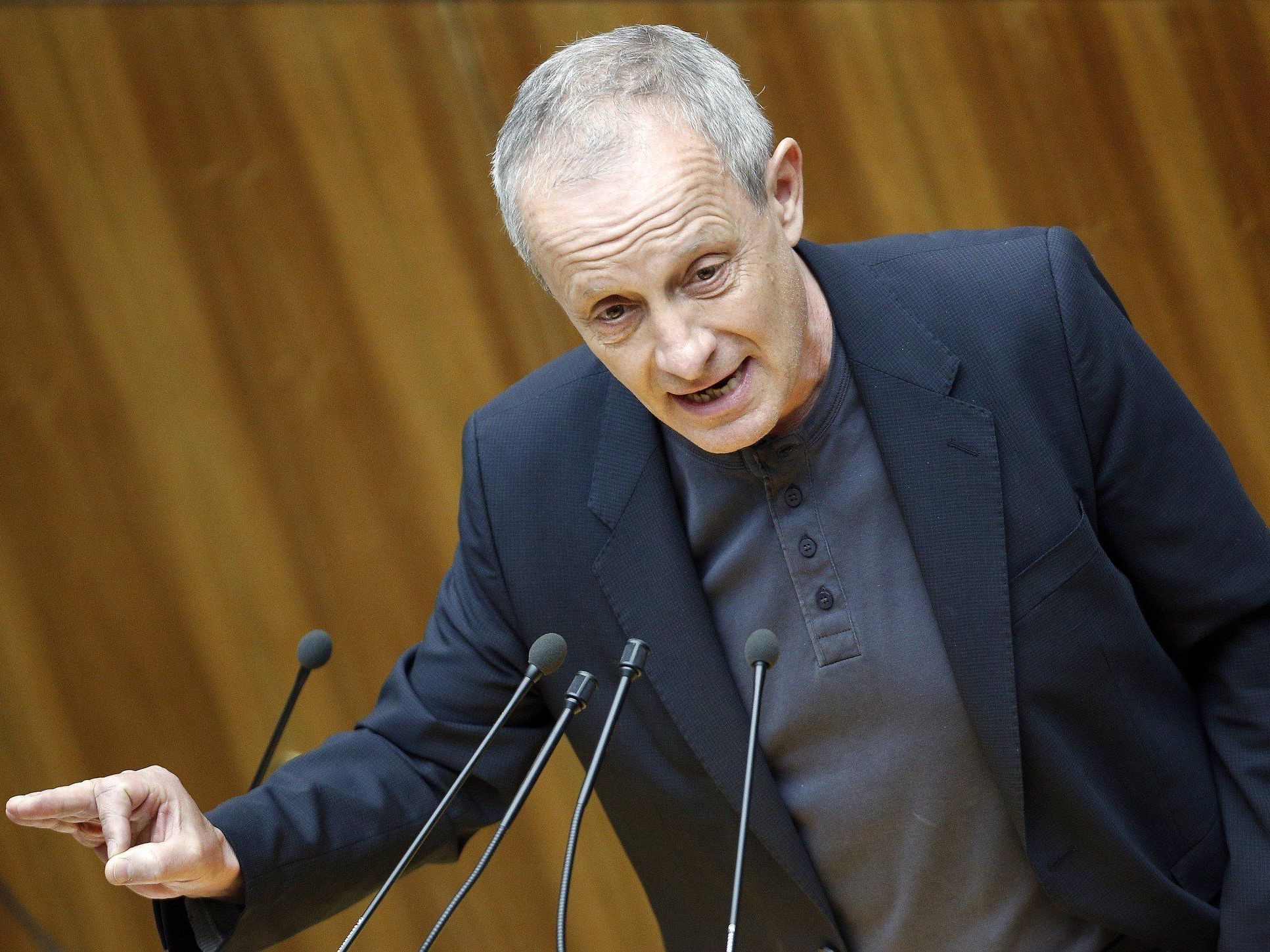 Peter Pilz: "Snowden und Manning brauchen unsere Unterstützung." Peter Pilz: "Snowden und Manning brauchen unsere Unterstützung."