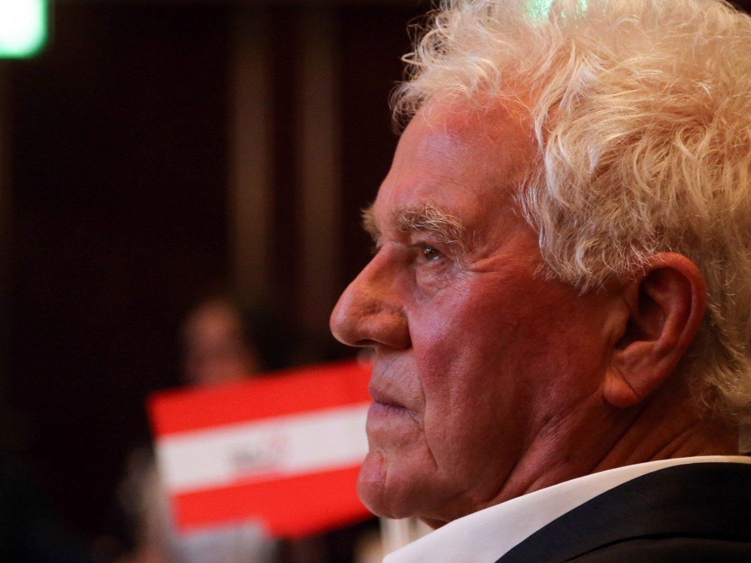 Frank Stronach wollte vor der Wahl einen geeigneten Kandidaten per TV-Casting suchen. Frank Stronach wollte vor der Wahl einen geeigneten Kandidaten per TV-Casting suchen.