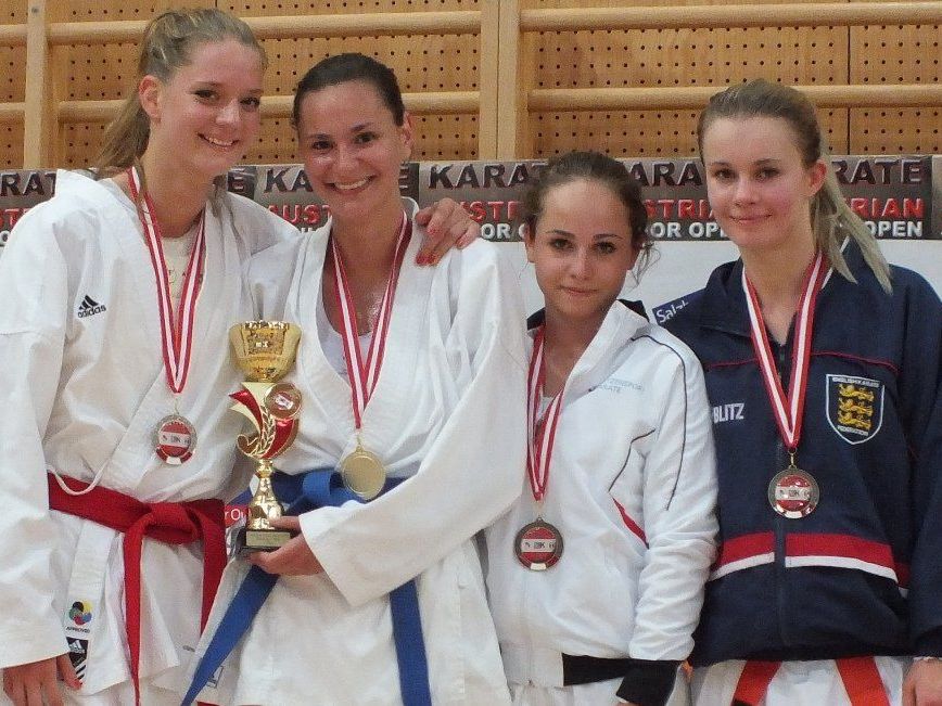 2.v.r. Rebecca Rieder auf dem dritten Platz 2.v.r. Rebecca Rieder auf dem dritten Platz