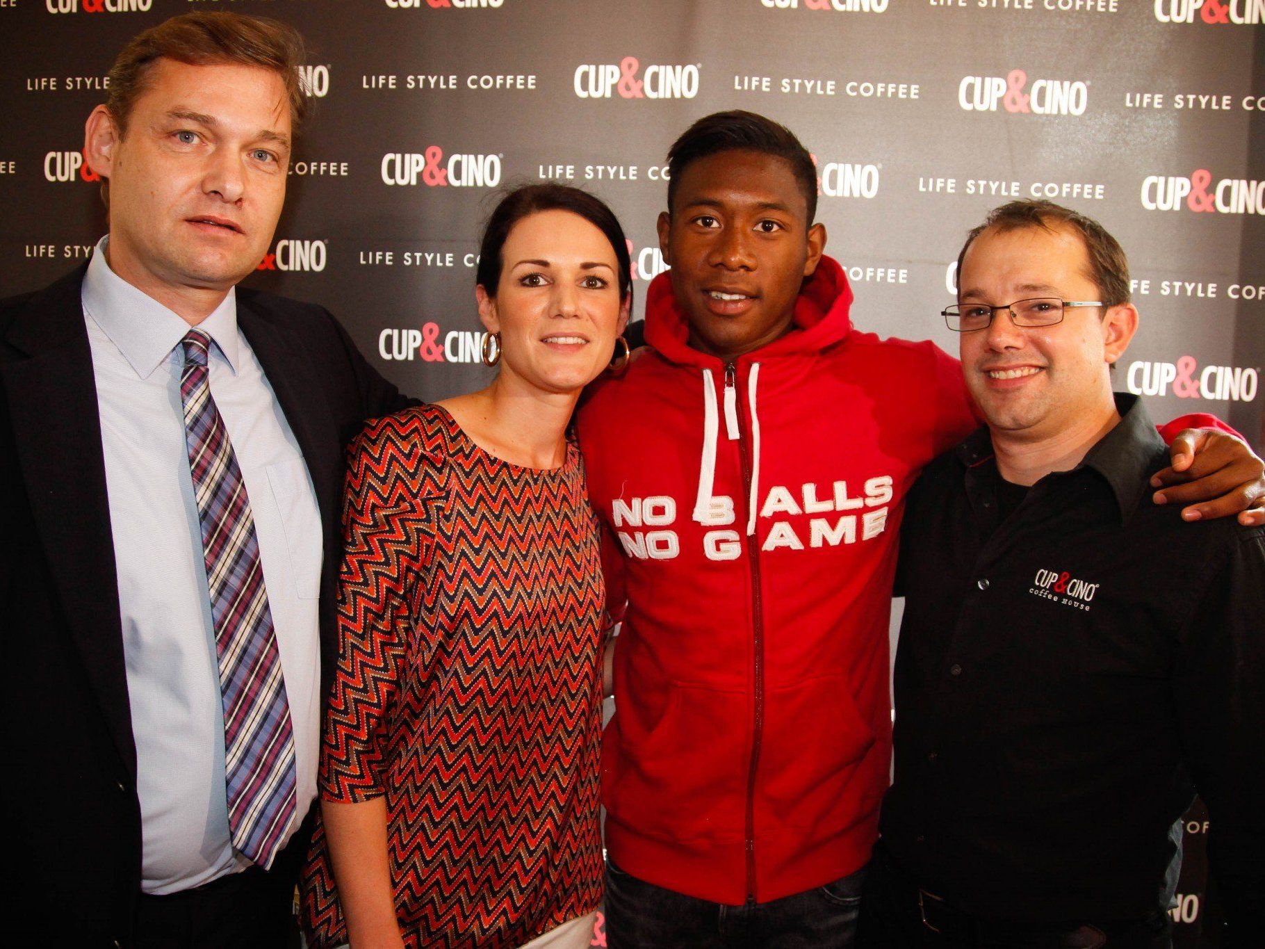 Alaba mit den Ermöglichern des Fantreffens: Peter Huber (Geschäftsführer CUP&CINO Österreich), Nicola Baldauf (Eat the Ball), Stefan Eisenmann (Franchisenehmer CUP&CINO Salzburg) Alaba mit den Ermöglichern des Fantreffens: Peter Huber (Geschäftsführer CUP&CINO Österreich), Nicola Baldauf (Eat the Ball), Stefan Eisenmann (Franchisenehmer CUP&CINO Salzburg)