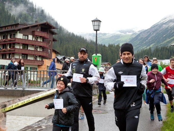 v.l.n.r. Trainer Helgi Kolvidsson, Stürmer Thiago de Lima Silva. v.l.n.r. Trainer Helgi Kolvidsson, Stürmer Thiago de Lima Silva.