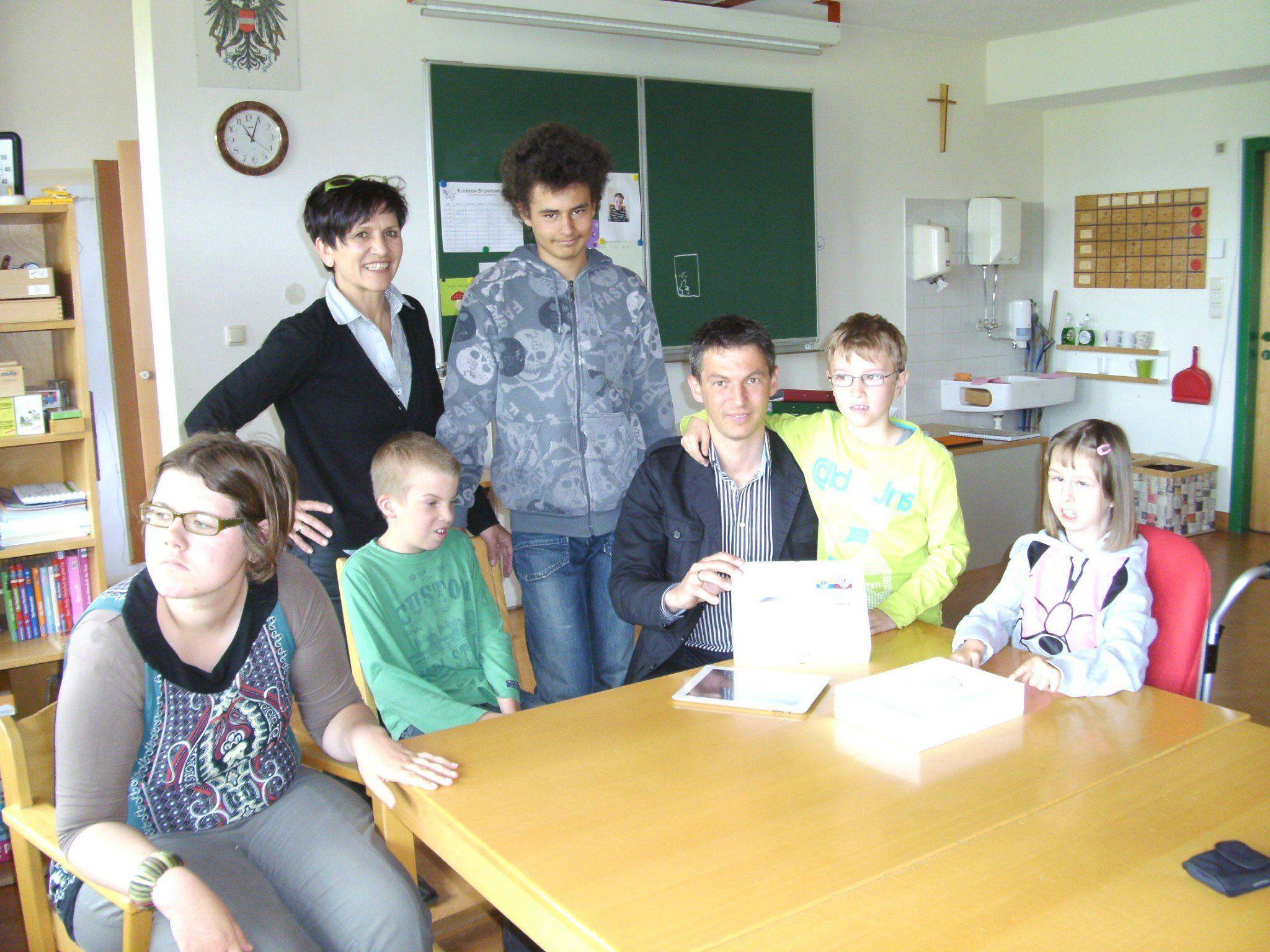 Günter Sutterlüty überreichte das iPad an Kinder und Lehrer der Förderklasse.
