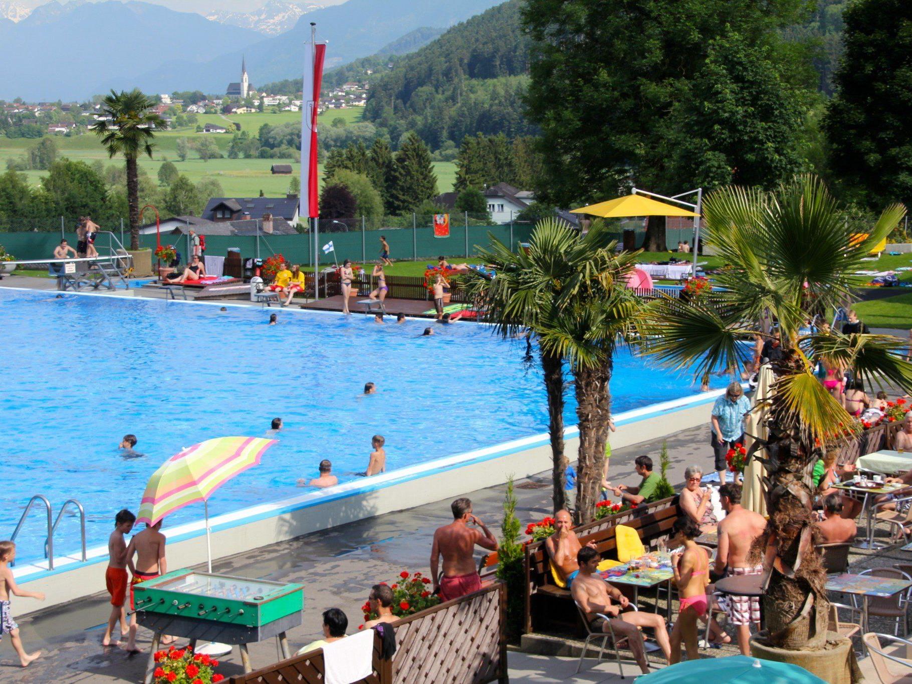Viele der Badegäste schätzen die Ruhe beim Schwimmen und Sonnenbaden in der Felsenau