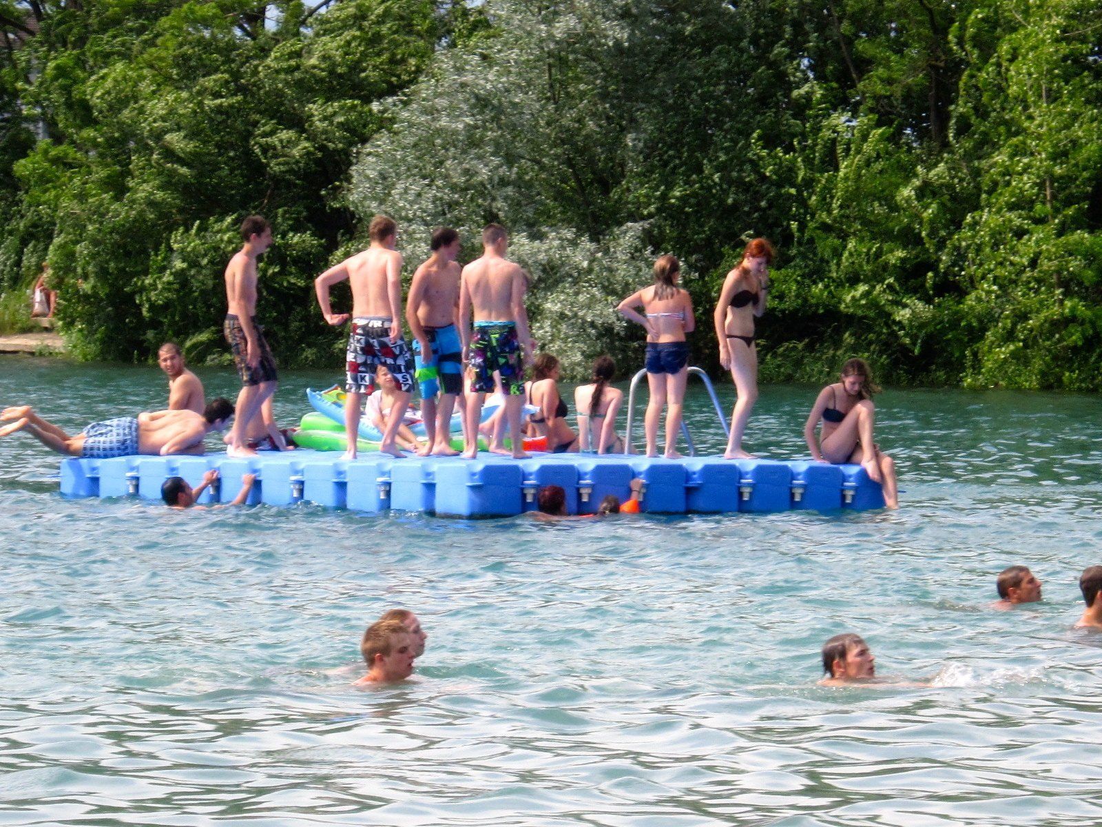 Äußerst beliebt und bevölkert ist das blaue Floß der Baggerlöcher Äußerst beliebt und bevölkert ist das blaue Floß der Baggerlöcher