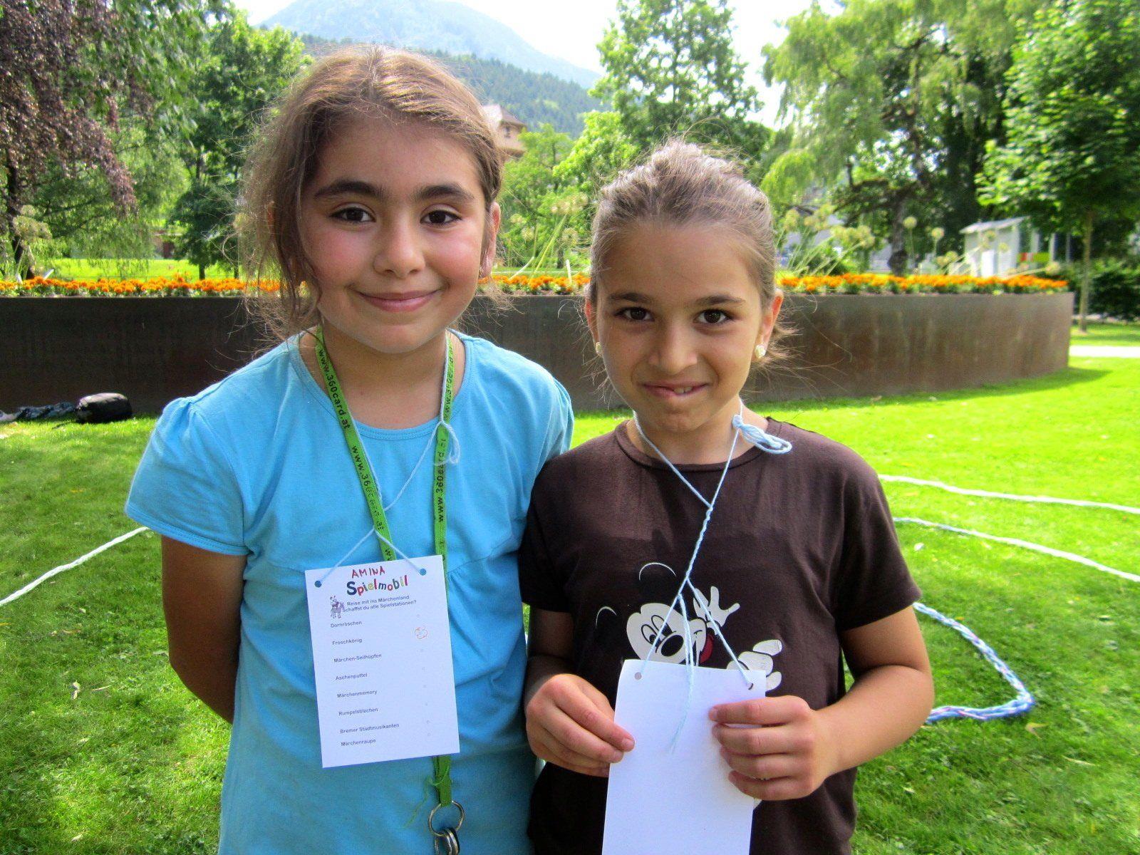 Amina und Melek zeigten stolz ihren Spielepass und begaben sich auf die Spuren von Rotkäppchen & Co.